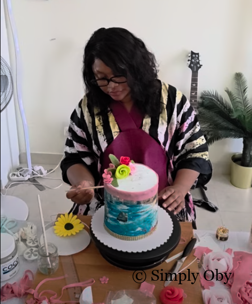Simply Oby decorating a cake