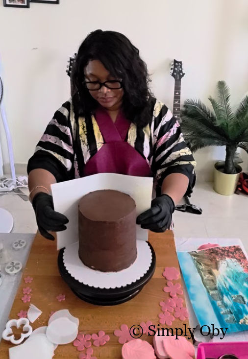 Simply Oby decorating a cake